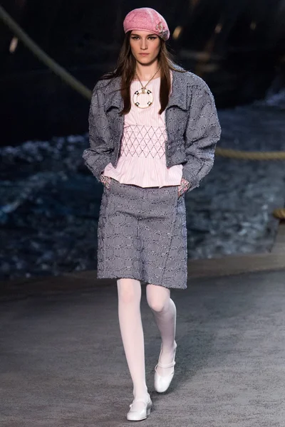 Look 18